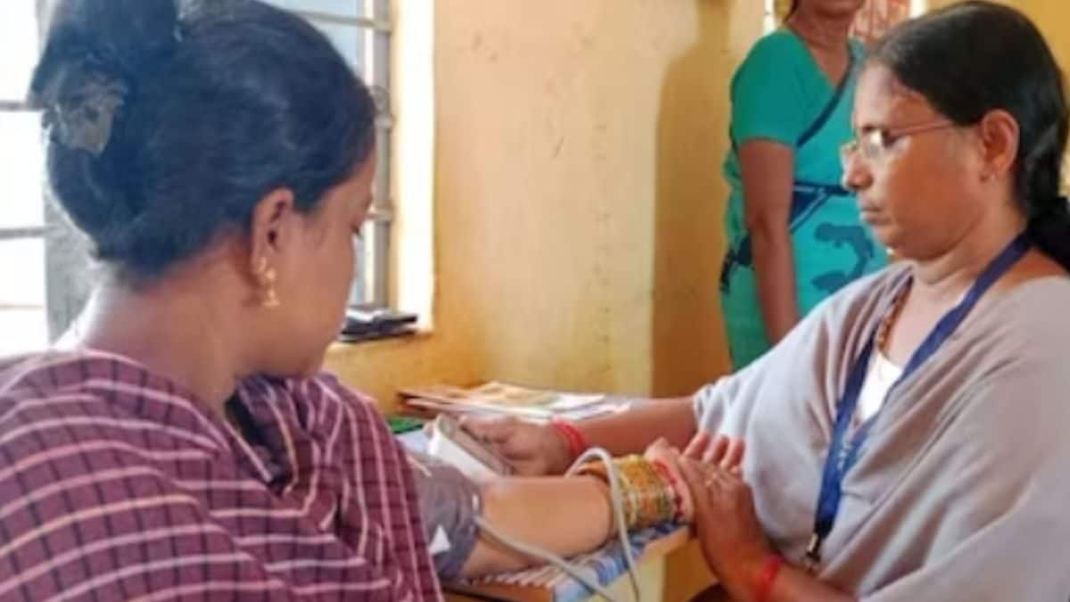 President of India presents Florence Nightingale Award to Auxiliary Nurse Midwife from Tamil Nadu